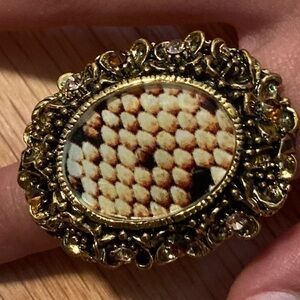 Honeycomb patterns with golden intricate patterns around flexible band